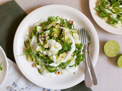 Ensalada de calabacín, rúcula, avellanas y aliño de yogur