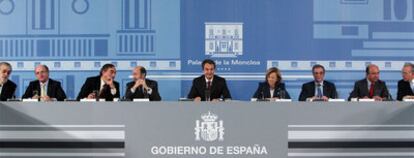 Left to right: José Manuel Lara, Antonio Brufau, Juan Rosell, Alfredo Pérez Rubalcaba, Zapatero, Elena Salgado, César Alierta and Emilio Botín, during the Moncloa meeting.