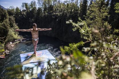 Jonathan Paredes, de México se prepara para realizar su salto desde la plataforma montada para la ocasión que se encuentra a 21 metros.