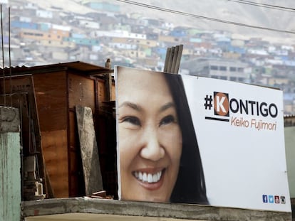 Um cartaz da candidata presidencial Keiko Fujimori.