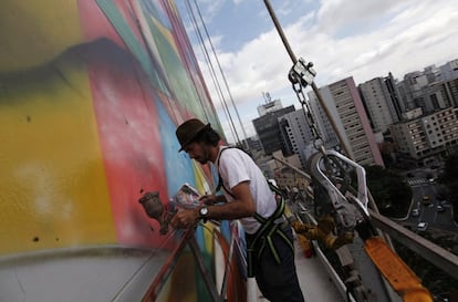 Eduardo Kobra aplica los toques finales en una de sus piezas, tributo al arquitecto brasileño Oscar Niemeyer, en el centro financiero de Sao Paulo. El mural mide 56 metros.