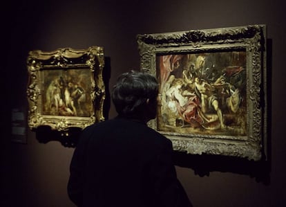 Un visitante de la exposición “Rubens. Pintor de bocetos” contempla 'El prendimiento de Sansón' (h. 1609-1610), perteneciente a la colección del Art Institute de Chicago. A su izquierda, 'La ceguera de Sansón', de idéntica fecha, que forma parte de la colección del Museo Thyssen de Madrid.