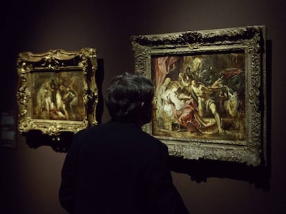 Un visitante de la exposición “Rubens. Pintor de bocetos” contempla 'El prendimiento de Sansón' (h. 1609-1610), perteneciente a la colección del Art Institute de Chicago. A su izquierda, 'La ceguera de Sansón', de idéntica fecha, que forma parte de la colección del Museo Thyssen de Madrid.