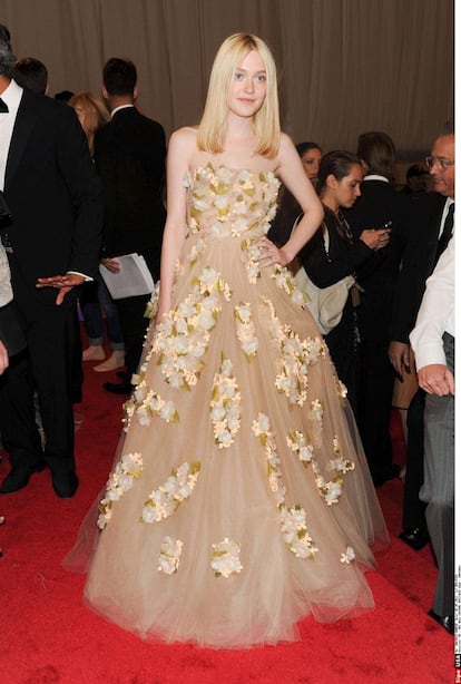 Sera totalmente justo que Dakota Fanning fuera la reina de su promocin si se pusiera este vestido de Valentino.