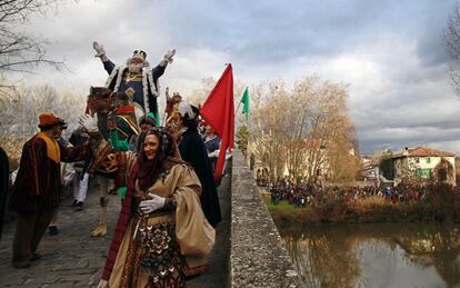 Los Reyes Magos en Pamplona, al paso por el puente románico de La Magdalena, donde cruzan el río para emprender un largo paseo por el centro de la ciudad.