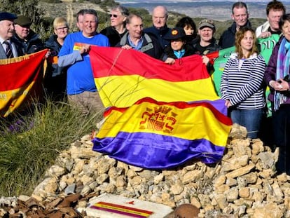 La familia de Edwards, acompañada por un grupo de irlandeses, ingleses y españoles frente a la Colina del Suicidio, en el valle del Jarama.