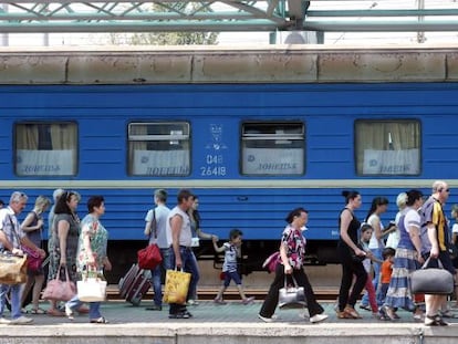 Passageiros fazem fila na estação de Donetsk.