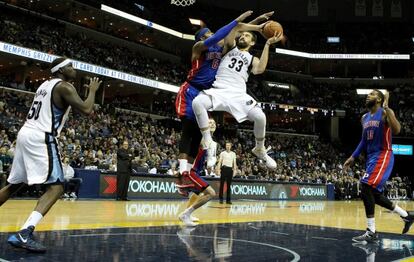 Marc Gasol recibe una falta de Josh Smith.