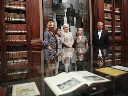 Carmen Negr&iacute;n, con el pelo blanco, bajo una fotograf&iacute;a de su abuelo, el presidente de la II Rep&uacute;blica Juan Negr&iacute;n, en la exposici&oacute;n de la Universidad de Valencia.