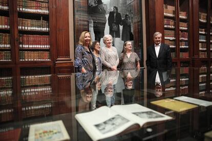 Carmen Negrín, con el pelo blanco, bajo una fotografía de su abuelo, el presidente de la II República Juan Negrín, en la exposición de la Universidad de Valencia.