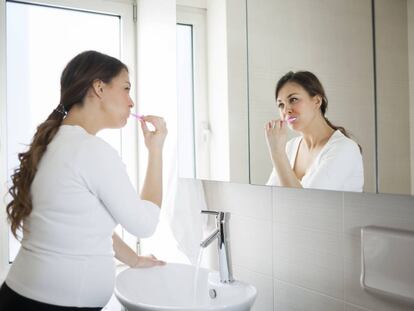 Una mujer embarazada se lava los dientes.