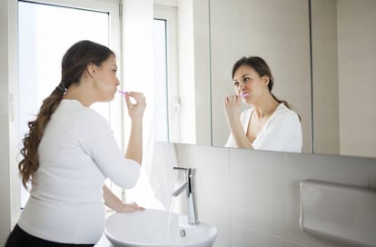 Una mujer embarazada se lava los dientes.