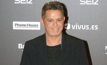 Alejandro Sanz ha publicado un emotivo mensaje en su Instagram dedicado a sus cuatro hijos: Manuela, de 16 años, fruto de su relación con Jaydy Michel; Alexander, de 15 años, hijo de Valeria Rivera; y Dylan y Alma, de 7 y 4 años, nacidos de su actual pareja, Raquel Perera. "Cuando eres padre te das cuenta que tus corazones se multiplican. Y los más importantes laten fuera de tu cuerpo. Yo tengo cuatro...Manuela, Alex, Dylan y Alma", ha escrito el cantante. A diferencia de otros artistas, Sanz no ha publicado ninguna imagen de sus hijos, sino que ha acompañado su texto con una parte del del videoclip de su canción 'Capitán Tapón' (2015), dedicada precisamente a su hijo Dylan.