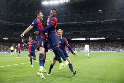 Lewandowski y Balde celebran el 0-2 del polaco al Madrid en el Bernabéu.