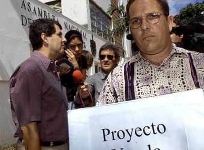 Activistas opositores, durante la entrega de más de 25.000 firmas a la Asamblea Nacional cubana, en 2002