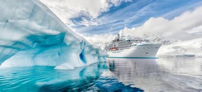 Interior y exterior del Crystal Endeavor, buque exclusivo de la compañía naviera de lujo Crystal Cruises.