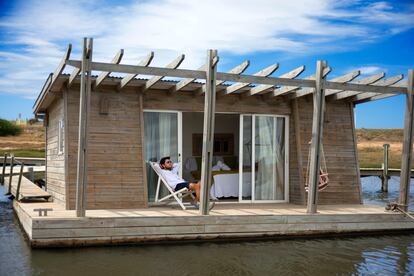 Habitaciones flotantes en Laguna Garzón, Uruguay.