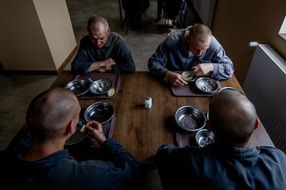 El menú de los prisioneros es borsch (sopa de remolacha típica de Ucrania), carne con puré de patatas y ensalada de col. 