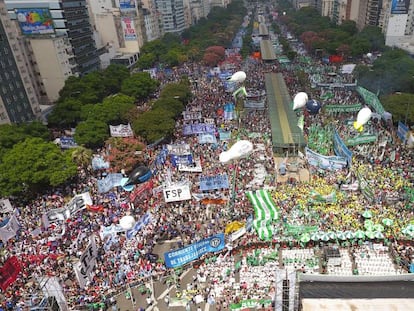 Decenas de miles de personas manifiestan contra Macri en la marcha convocada en Buenos Aires por el líder de los Camioneros, Hugo Moyano.