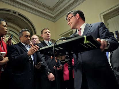 El presidente de la Cámara de Representantes, el republicano Mike Johnson, en una comparecencia en el Capitolio este miércoles.