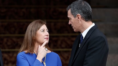 El presidente del Gobierno, Pedro Sánchez, conversaba el jueves pasado con la presidenta del Congreso, Francina Armengol, tras el acto de la jura de la Constitución de la Princesa de Asturias.