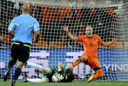 Robben protesta al árbitro Webb tras chocar con Casillas.