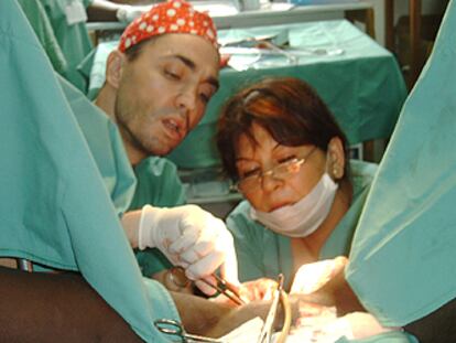 La doctora Celia Kohn, en el quirófano del centro de atención a víctimas de violencia sexual de Médicos Sin Fronteras en Bunia (República Democrática del Congo).