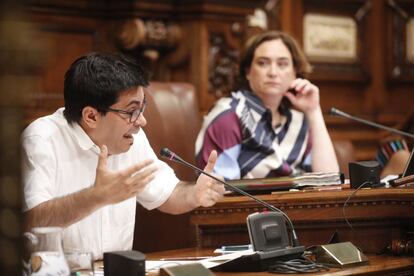 Gerardo Pisarello y Ada Colau en el pleno del Ayuntamiento de Barcelona.