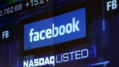 Monitor con la imagen de Facebook en el Nasdaq.