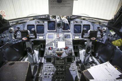 Vista de la cabina de avión.