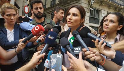 Lorena Roldán, acompañada por Inés Arrimadas, hoy en Barcelona.