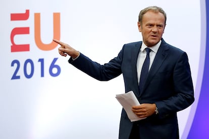 El presidente del Consejo Europeo, Donald Tusk, afirmó que la salida del Reino Unido de la UE es "dramática" y no se pueden predecir todas las consecuencias políticas, pero pidió no caer en reacciones histéricas y aseguró que los demás 27 socios están preparados y permanecerán unidos.