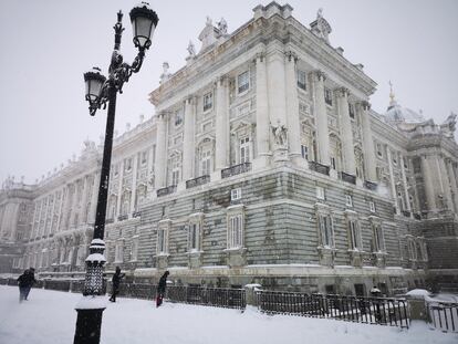 09/01/2021 El Palacio Real cubierto de nieve tras el paso de la borrasca Filomena, en Madrid (España) a 9 de enero de 2021.La borrasca Filomena golpea con fuerza la capital, en la que se han cerrado al tráfico circunvalaciones y túneles. Las acumulaciones de nieve serán de 20 centímetros en las comunidades que se encuentran en aviso rojo por este fenómeno.
SOCIEDAD 
Europa Press
