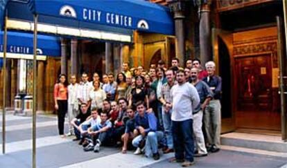 Salvador Távora, en el centro, junto a los miembros de La Cuadra, ayer, delante del City Center de Nueva York.