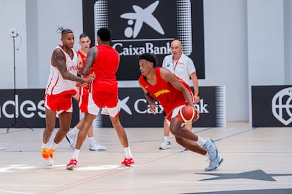 Baba Miller, y tras él Jaume Ponsarnau, en un entrenamiento de España B.