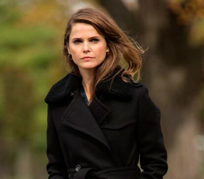 Keri Russell en The Americans


La propia actriz ha contado en diferentes entrevistas de promoción de la serie que su embarazo no resultó ser un problema sin solución. La productora decidió adelantar el rodaje de la temporada para adaptarse a la nueva situación. El resto: nada que un buen diseño de vestuario no pueda manejar.