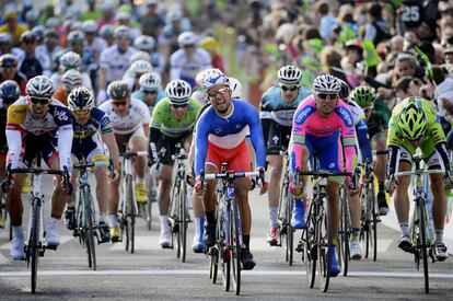 El ciclista francés Nacer Bouhanni (en el centro) cruza la meta en la primera etapa de la 71ª de la competición París-Niza.