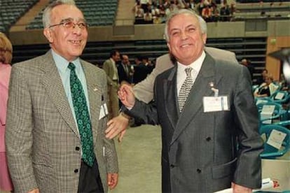 Francisco Cacharro (a la izquierda), presidente de la Diputación de Lugo, y José Luis Baltar, presidente de la Diputación de Ourense, en un congreso del Partido Popular de Galicia.