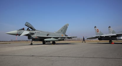 Un caza Eurofighter español (a la izquierda), junto a un MiG-29 de la Fuerza Aérea búlgara, en la base de Graf Ignatievo (Bulgaria), en febrero pasado.