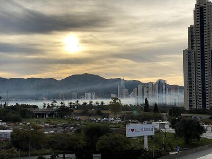 <i>La niebla en Benidorm hace su aparición de tanto en tanto, intempestivamente. Es una niebla persistente, espesa, que dota a la ciudad de un aire fantasmagórico y milagroso.</i><p>Benidorm es una ciudad chicle que crece y decrece, que muta y cambia y se hace poética y mundana y sofisticada y chabacana.</p>