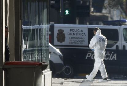 Un agente se dispone a entrar en el número 13 de la calle Génova donde está la sede del PP.