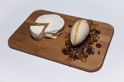 Chessecake de camembert y helado de Jerez, por Jesús Escalera. Ligerísima tarta, acompañada del helado y frutos secos. 