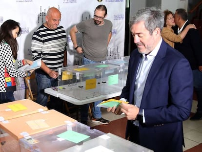 El candidato de Coalición Canaria-PNC a la presidencia de Canarias, Fernando Clavijo, vota este domingo en La Laguna.