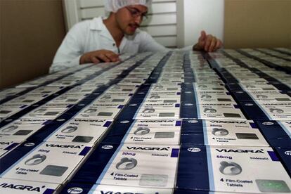 Un técnico egipcio supervisa la fabricación de Viagra en la fábrica de Pfizer en El Cairo.