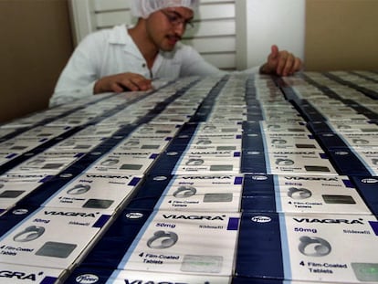 Un técnico egipcio supervisa la fabricación de Viagra en la fábrica de Pfizer en El Cairo.
