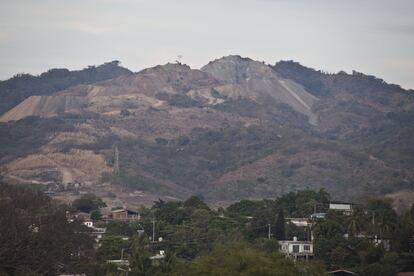 La minería ilegal es uno de los principales pulmones económicos del cartel de Los Caballeros Templarios, la cual se realiza en yacimientos que se encuentran en las montañas de Michoacán.