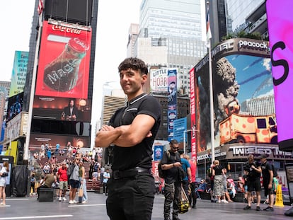 El Mago Pop posa el pasado lunes en Times Square, Nueva York.