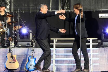 El alcalde de Madrid, Alberto Ruiz-Gallardón, abraza al cantante Carlos Baute durante el pregón en la plaza de Cibeles.