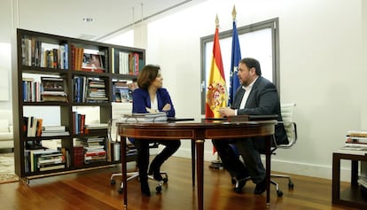 Soraya Saez de Santamaria en el seu despatx amb Oriol Junqueras.