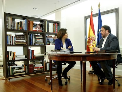 Soraya Saez de Santamaria en su despacho con Oriol Junqueras.